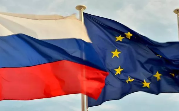 Bandeiras da Rússia e da União Europeia