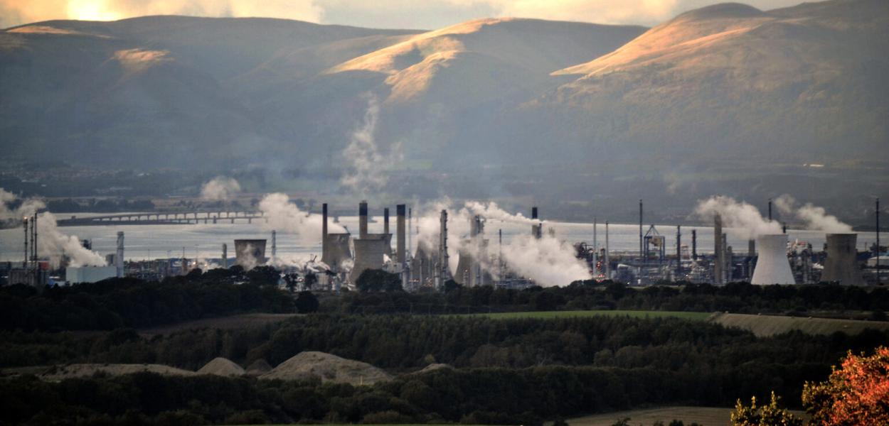 Complexo de refinaria de petróleo em Grangemouth, Escócia, 2016.