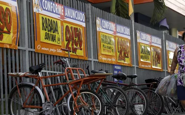 Preços de alimentos exibidos do lado de fora de um supermercado no Rio de Janeiro