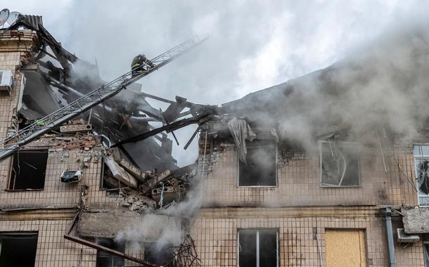 Prédio residencial atingido em Kharkiv 6/9/2022