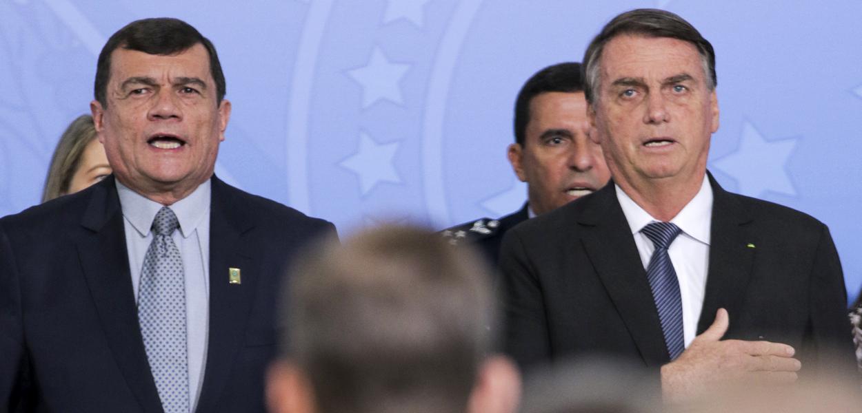 O ex-ministro da Defesa, Paulo Sérgio Nogueira e o ex-presidente da República, Jair Bolsonaro,