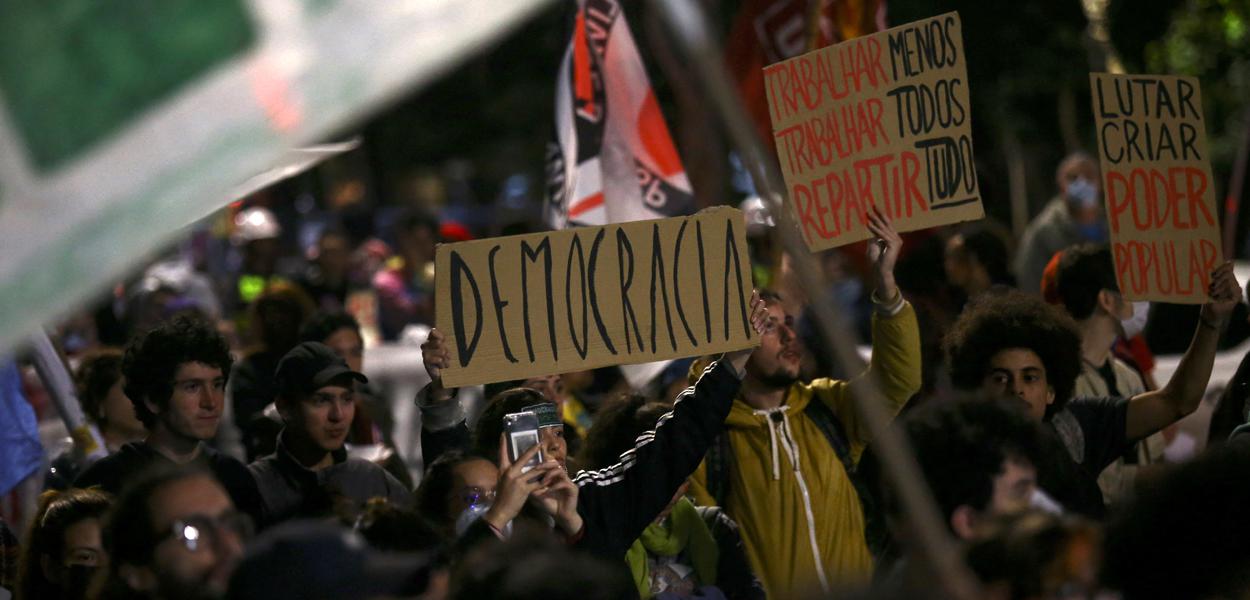 Manifestação a favor da democracia e contra Bolsonaro em São Paulo