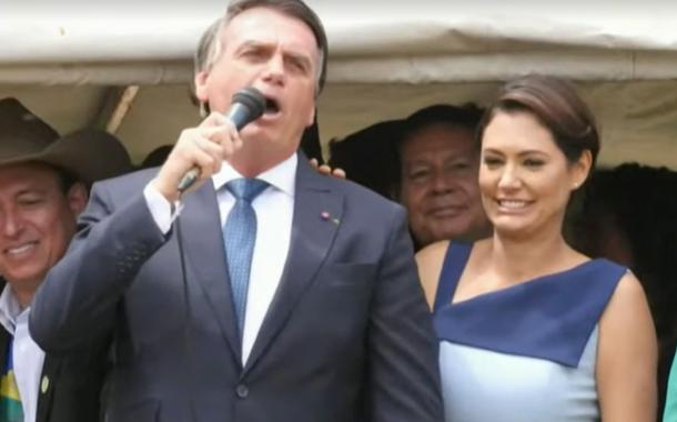 Jair e Michelle Bolsonaro e Luciano Hang enquanto o ex-ocupante do Planalto puxa coro de "imbrochável" no Sete de Setembro em 2022