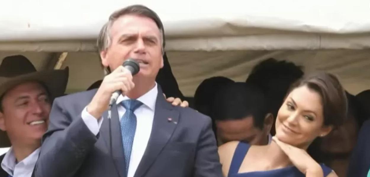 Internautas dizem que Michelle fez cara de nojo após beijo de Bolsonaro