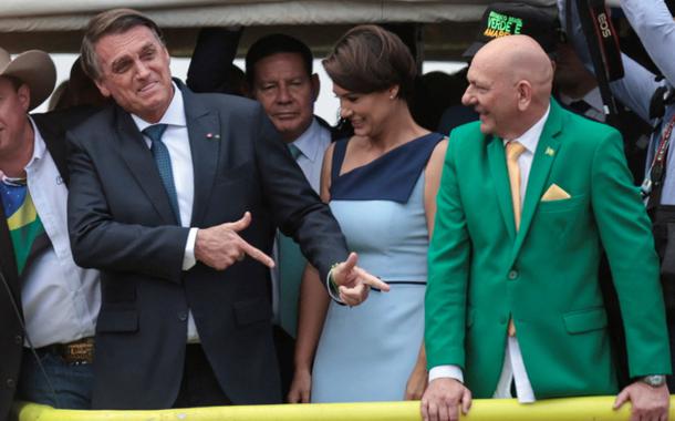 Bolsonaro gesticula em Brasília ao lado do vice Mourão, a primeira-dama Michelle e o empresário Luciano Hang nas comemorações do Bicentenário da Independência. 7/09/2022