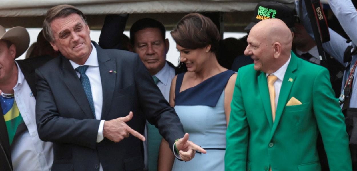 Bolsonaro gesticula em Brasília ao lado do vice Mourão, a primeira-dama Michelle e o empresário Luciano Hang nas comemorações do Bicentenário da Independência. 7/09/2022