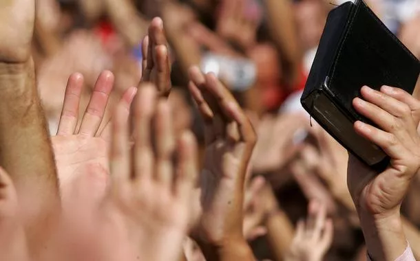 Evangélicos crescem e representam mais de 25% da população brasileira