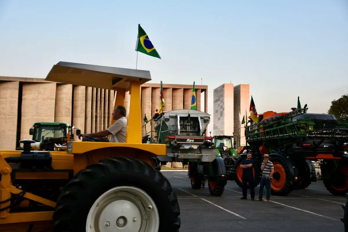 Donos investiram de R$ 4 mil a R$ 15 mil para garantir a presença de suas colheitadeiras e tratores no desfile