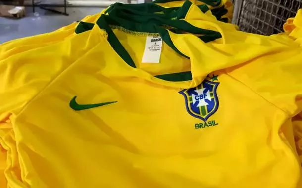 Cinismo em campo: no país do futebol que amarelou e viciou nas bets, a revolta é com a camisa vermelha