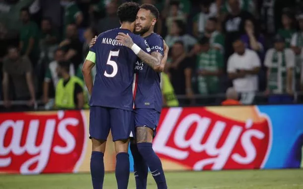 Neymar faz golaço e toma amarelo por comemorar