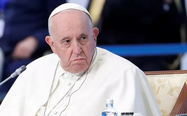 Papa Francisco, hospitalizado por pneumonia, saiu da cama para se alimentar, diz Vaticano