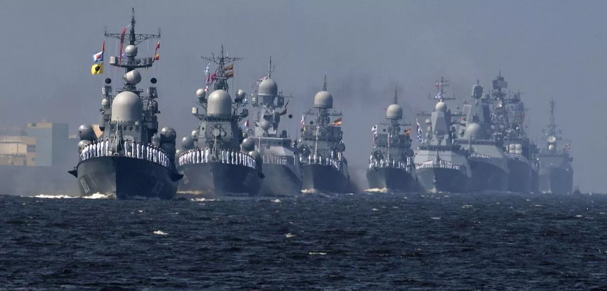Navios russos participam em ação no Oceano Pacífico em cooperação com a China
