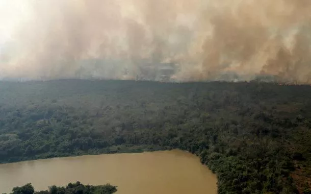 Fumaça sobre vegetação ao redor do rio Cuiabá, no Pantanal, em Poconé, no Mato Grosso