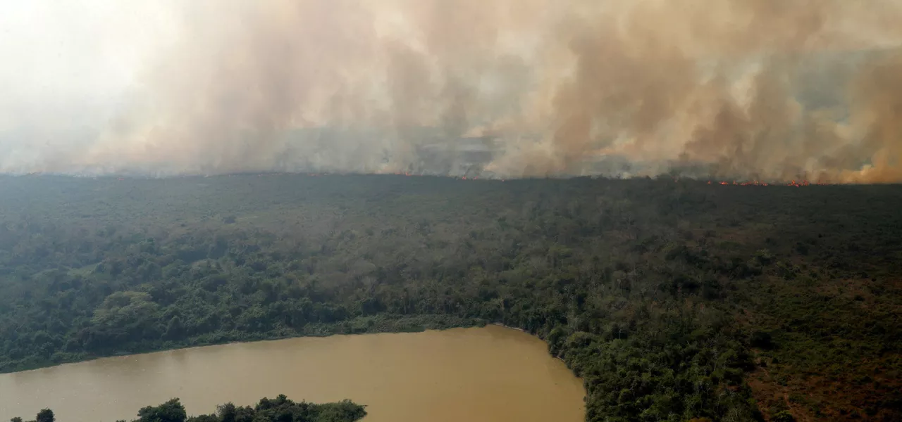 Fumaça sobre vegetação ao redor do rio Cuiabá, no Pantanal, em Poconé, no Mato Grosso