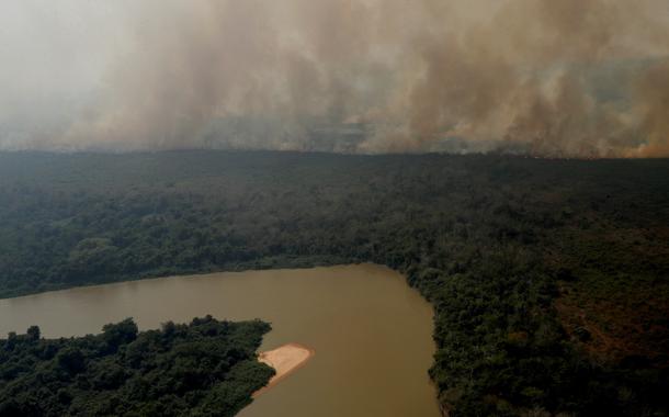 Fumaça sobre vegetação ao redor do rio Cuiabá, no Pantanal, em Poconé, no Mato Grosso, 28/08/2020