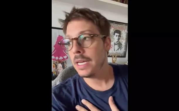 Caso Havaianas: sem autorização, Fábio Porchat grava vídeo ironizando direita na embaixada do Brasil em Roma