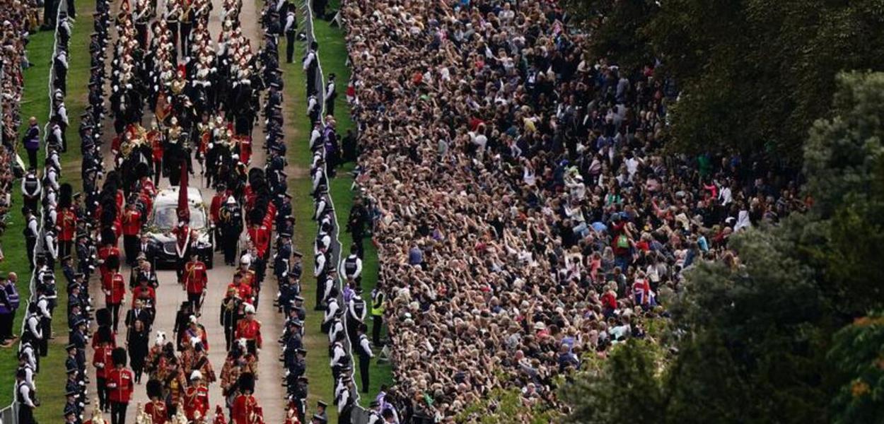 Cortejo fúnebre percorre a Long Walk até chegar ao Castelo de Windsor