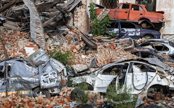 Carros destruídos na cidade de Izium, na Ucrânia 20/09/2022