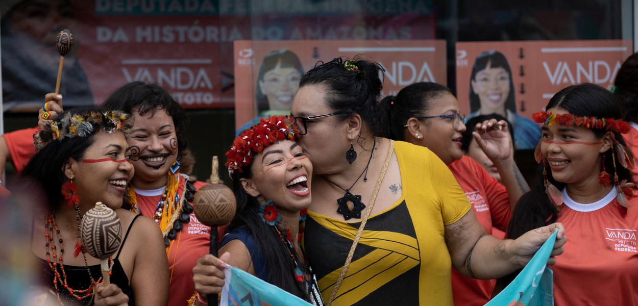Vanda Witoto durante ato de campanha em comunidade indígena em Manaus (Foto: REUTERS/Bruno Kelly) Vanda Witoto durante ato de campanha em comunidade indígena em Manaus