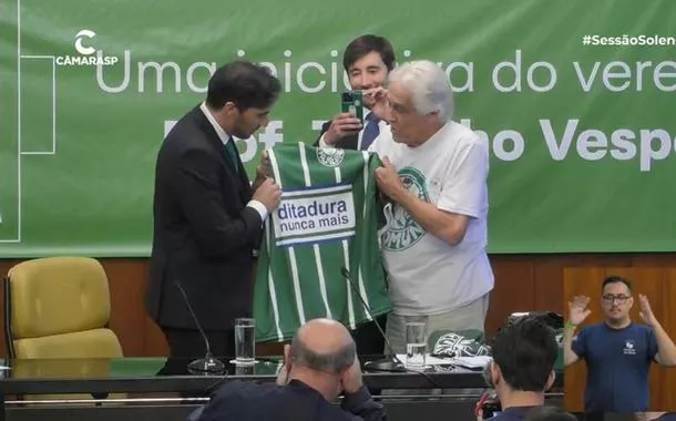 Técnico do Palmeiras posa com camisa 'Ditadura Nunca Mais' ao receber título de cidadão paulistano