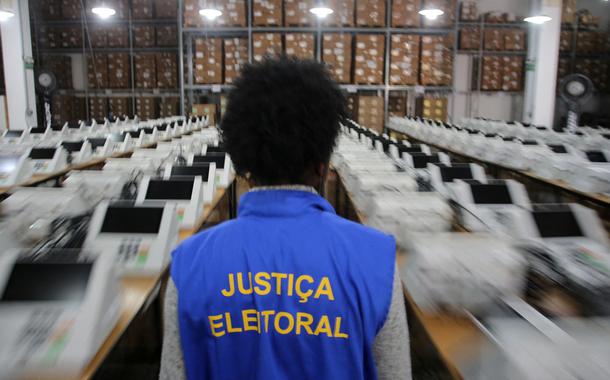 Funcionários da Justiça Eleitoral preparam urnas eletrônicas para eleição em Porto Alegre 23/09/2022