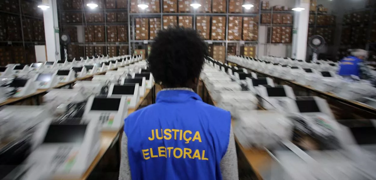 Funcionários da Justiça Eleitoral preparam urnas eletrônicas para eleição
