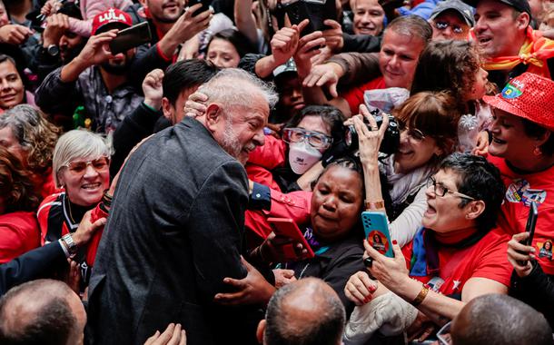 Lula cumprimenta apoiadores em Curitiba 17/09/2022