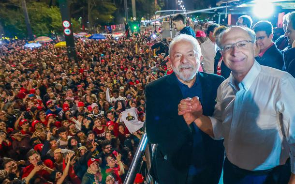 Luiz Inácio Lula da Silva (terno escuro) e Geraldo Alckmin