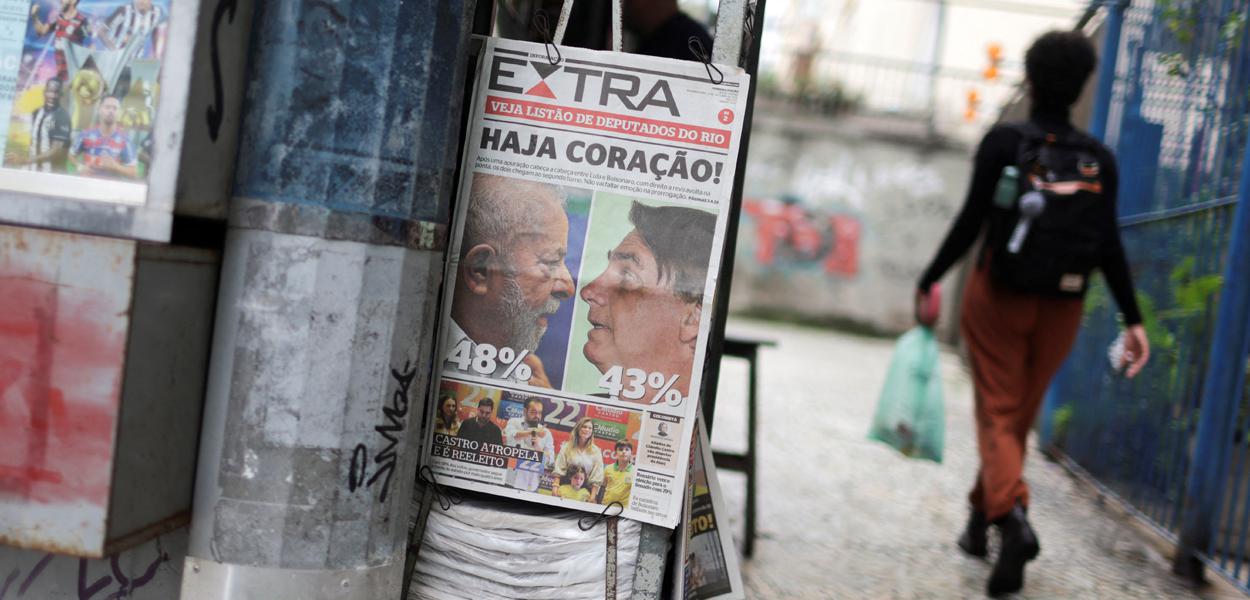 Jornal mostra resultado das eleições de 2022 entre Lula e Bolsonaro, em Rio de Janeiro, Brasil 03/10/2022