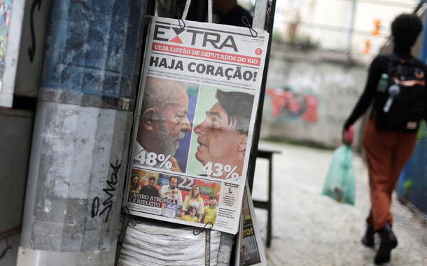 Jornal mostra resultado das eleições de 2022 entre Lula e Bolsonaro, em Rio de Janeiro, Brasil 03/10/2022