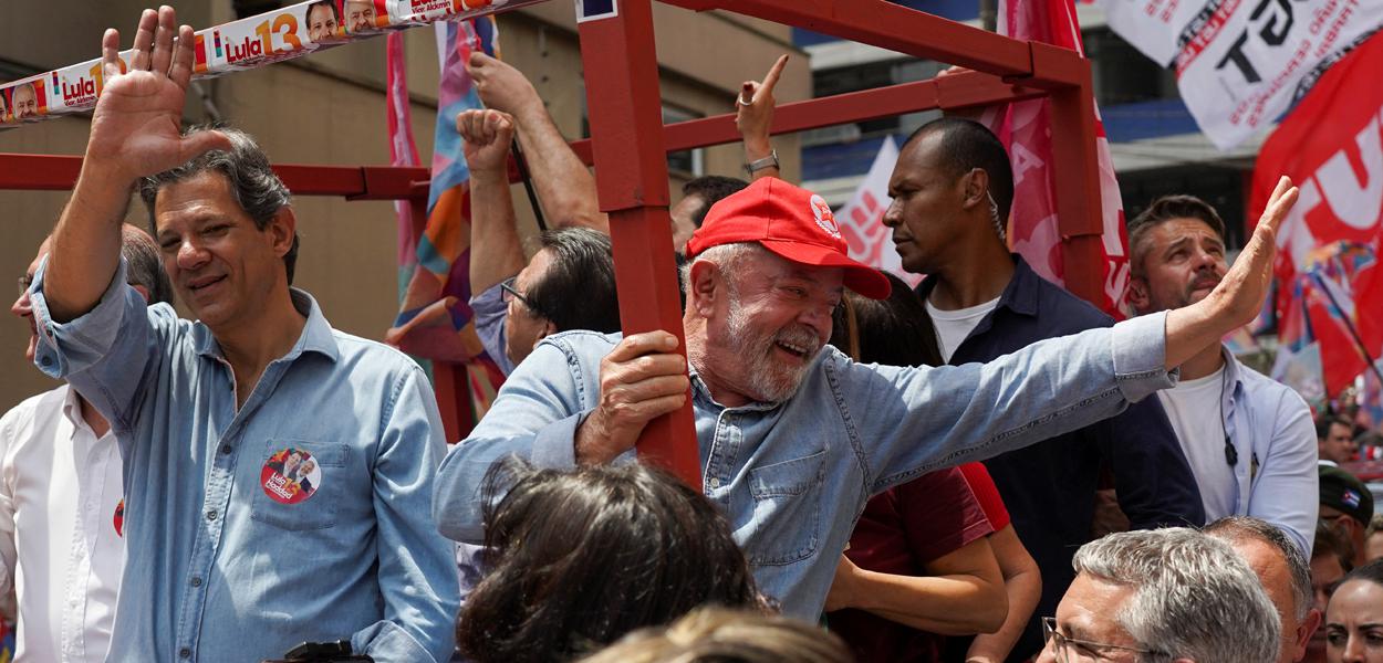 Lula acena a apoiadores em São Bernardo do Campo, na Grande São Paulo (Foto: REUTERS/Mariana Greif) Lula acena a apoiadores em São Bernardo do Campo, na Grande São Paulo