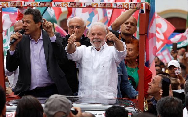 Ex-presidente Luiz Inácio Lula da Silva acena durante caminhada de campanha em Guarulhos 07/10/2022