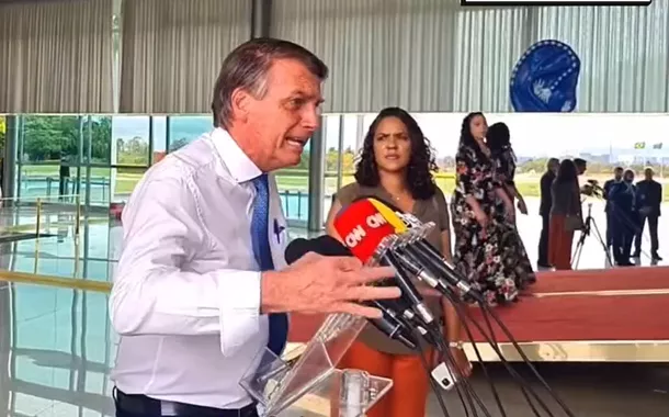 Descontrolado, Bolsonaro ataca Moraes, xinga Lula e critica falta de anúncio de ministros