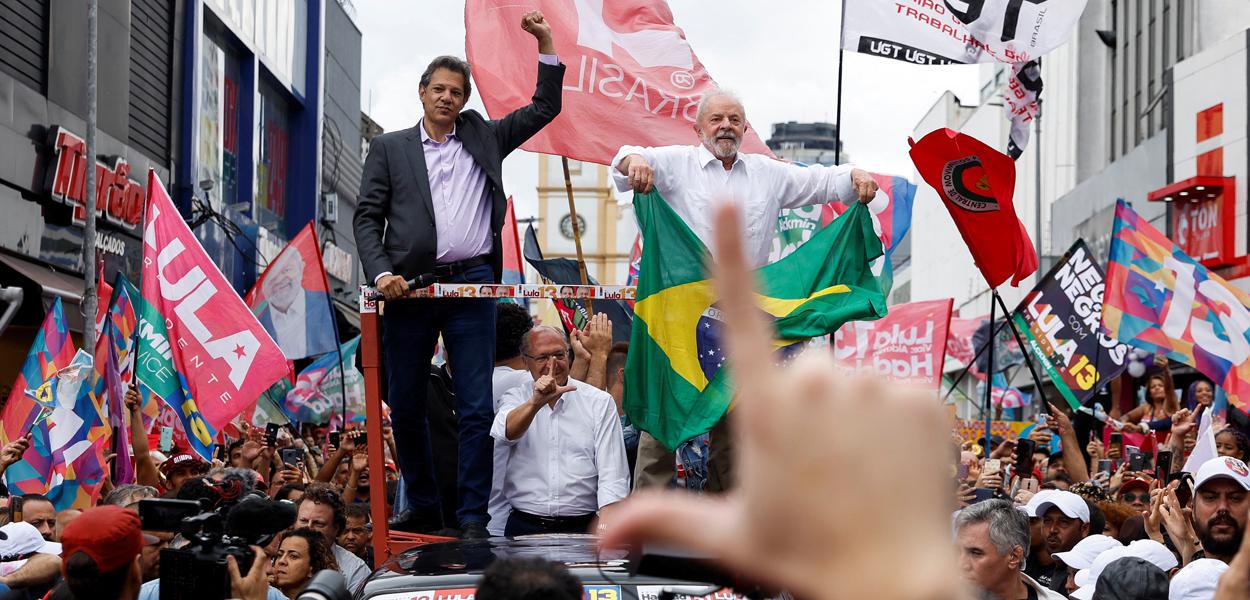 Haddad e Lula durante evento de campanha em Guarulhos 7/10/2022