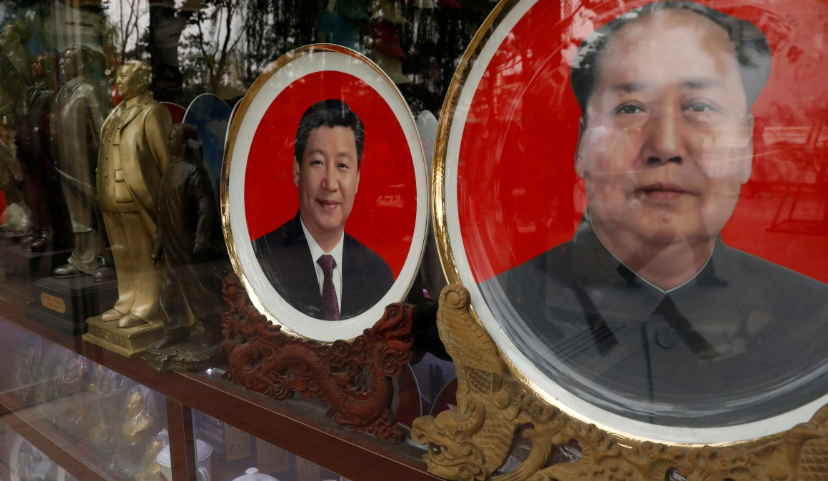Placas de lembrança com imagens do falecido presidente chinês Mao Zedong (D) e do atual presidente chinês, Xi Jinping, são vistas em Pequim, China, 21 de outubro de 2017.