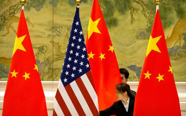 Bandeiras da China e dos Estados Unidos