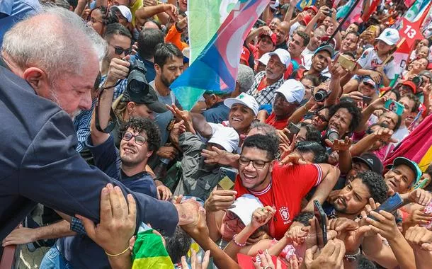 Lula, Alckmin e Haddad participam da caminhada Brasil da Esperança, em São Mateus, zona leste da capital paulista, pela Avenida Mateo Bei. 17/10/2022