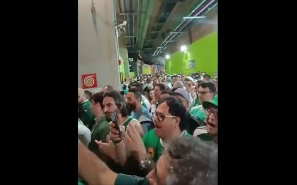 Bolsonaro assiste jogo do Palmeiras e torcida se revolta com sua presença no estádio: "Vai tomar no c*” (vídeo)