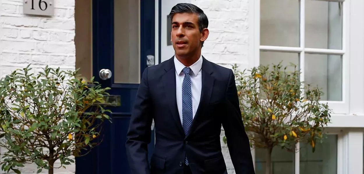 Rishi Sunak em frente à sua casa, em Londres, Inglaterra