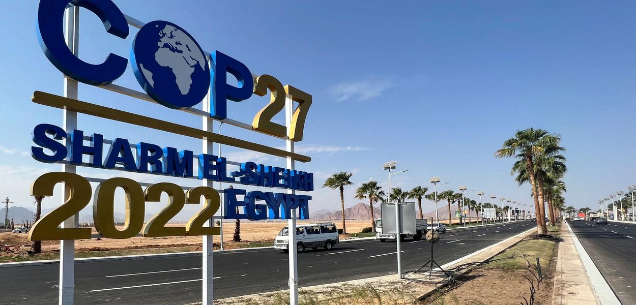 Placa da COP27 na estrada que leva ao local da conferência em Sharm el-Sheikh, no Egito (Foto: REUTERS/Sayed Sheasha) Placa da COP27 na estrada que leva ao local da conferência em Sharm el-Sheikh, no Egito