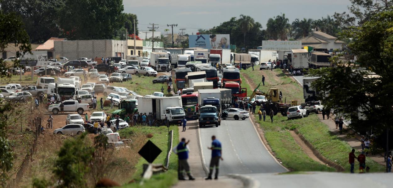 Apoiadores de Jair Bolsonaro bloqueiam estrada em protesto em Abadiânia (GO)