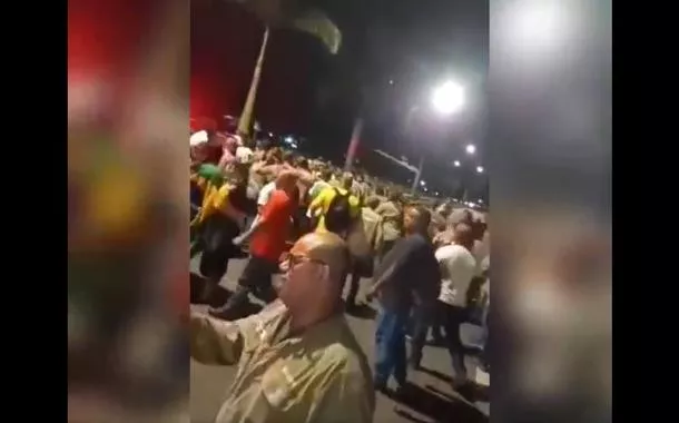 Trabalhadores do estaleiro de Angra dos Reis descem do ônibus e acabam com barricada de golpistas que fechavam a via (vídeo)