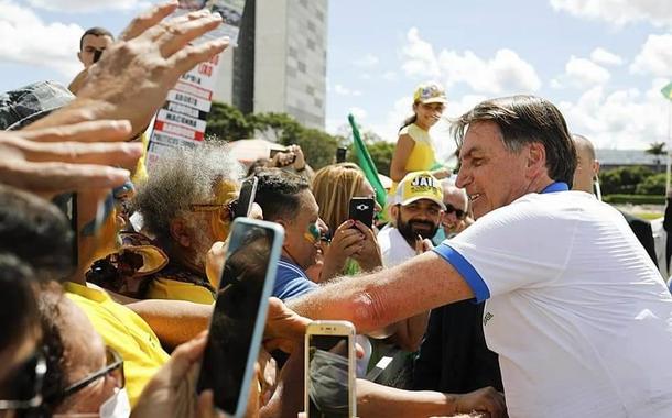 Bolsonaro, em plena pandemia, sem máscara