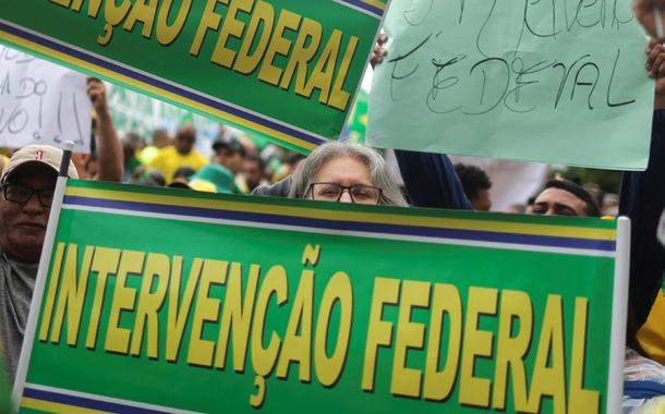 Bolsonaristas em protesto no Rio de Janeiro contra a eleição presidencial pedem "intervenção federal" 02/11/2022