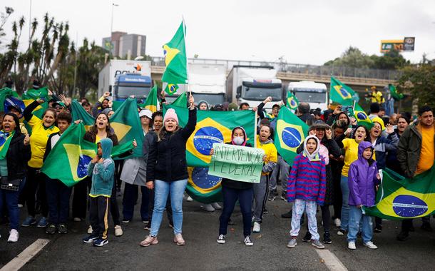 Manifestantes bloqueiam rodovia Castelo Branco, em Barueri, na Grande São Paulo 02/11/2022