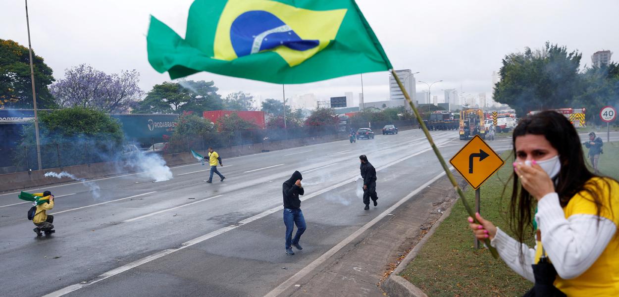 Apoiadores do presidente Jair Bolsonaro na rodovia Castelo Branco, em Barueri (SP) 02/11/2022