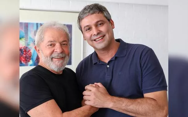 Lindbergh comemora: "Lula dispara nas pesquisas e Bolsonaro se enrola em fogo no parquinho"