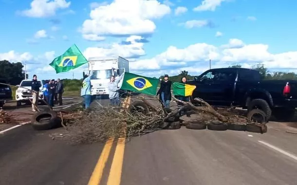 Apoiadores de Jair Bolsonaro bloqueiam rodovia em protesto contra resultado da eleição presidencial e a vitória de Lula