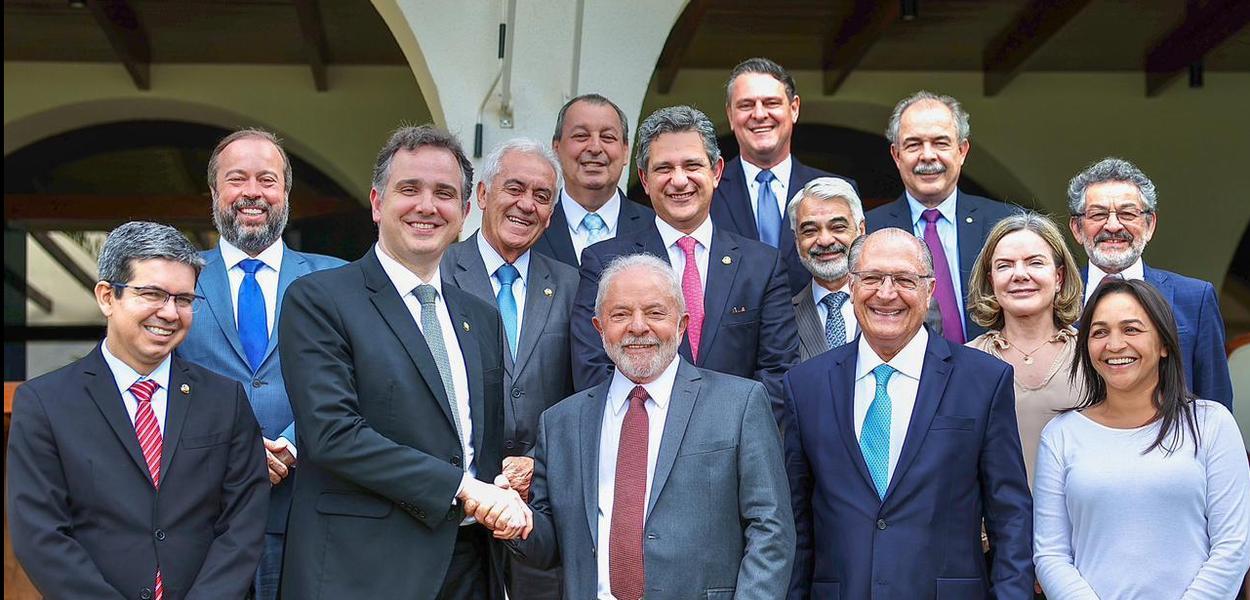 Luiz Inácio Lula da Silva com lideranças políticas em Brasília (DF)