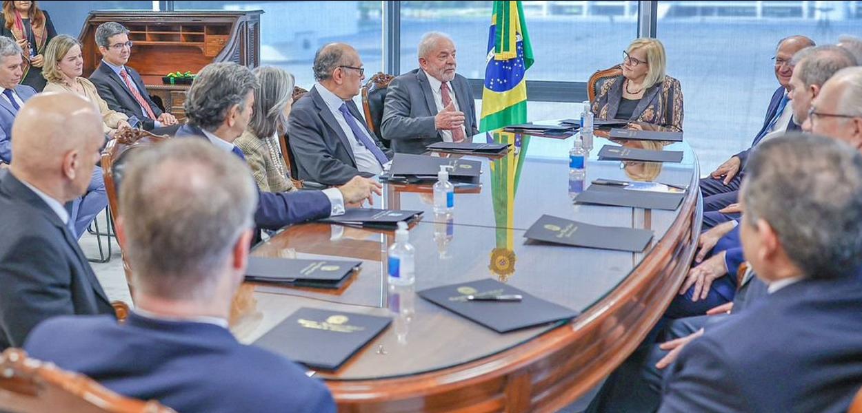 Luiz Inácio Lula da Silva em reunião com a presidente do STF, Rosa Weber, e mais nove ministros em Brasília (DF) (Foto: Ricardo Stuckert) Luiz Inácio Lula da Silva em reunião com a presidente do STF, Rosa Weber, e mais nove ministros em Brasília (DF)